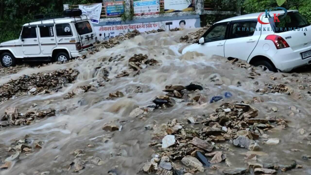 उत्तराखंड में बादल फटने से तबाही: रुद्रप्रयाग और चमोली में कई परिवार मलबे में फंसे, बचाव कार्य तेज