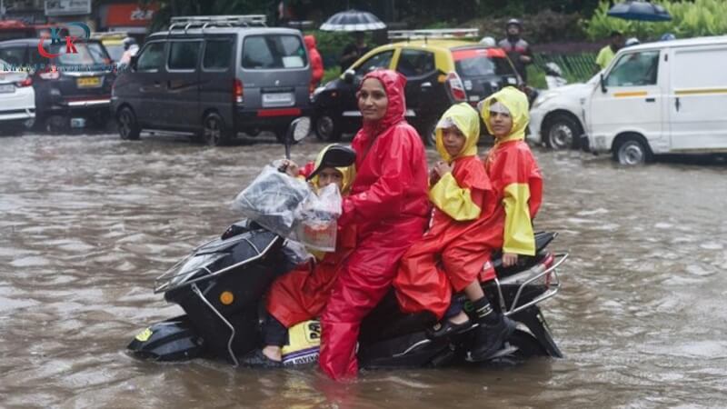 मुंबई में भारी बारिश का कहर: स्कूल-कॉलेज बंद, IMD ने जारी किया रेड अलर्ट