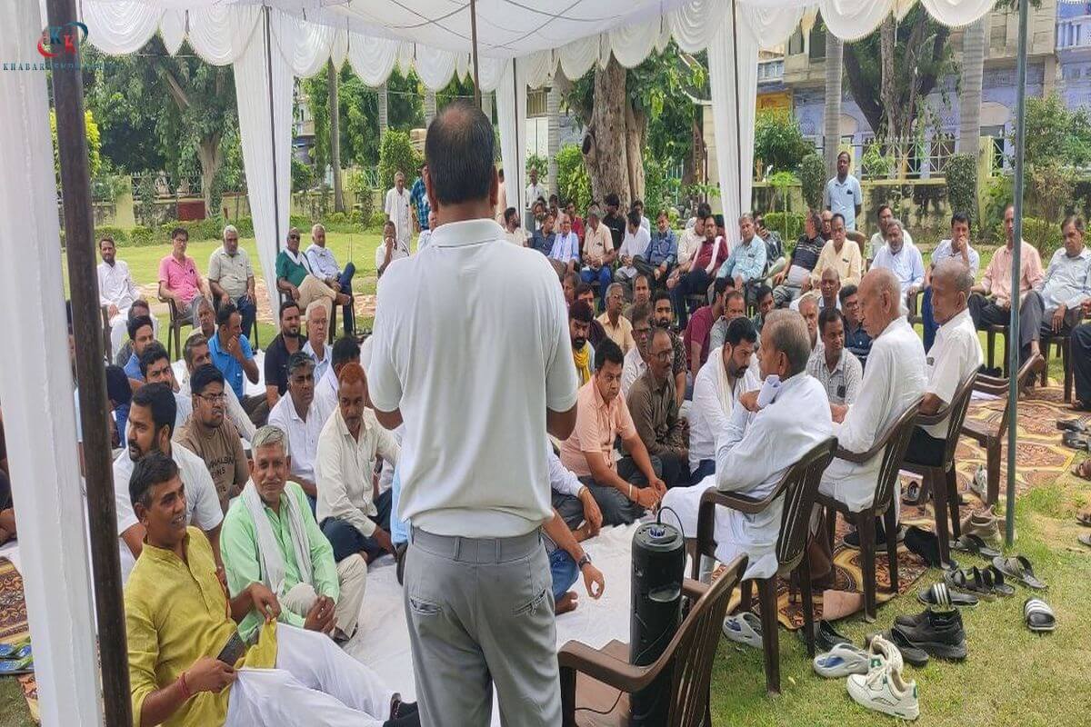 खैरथल-तिजारा, किशनगढ़, मुंडावर में हड़ताल: प्रशासन के फैसले के खिलाफ भिवाड़ी में धरना